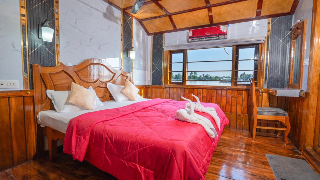 3 bedroom houseboat interior or facilities